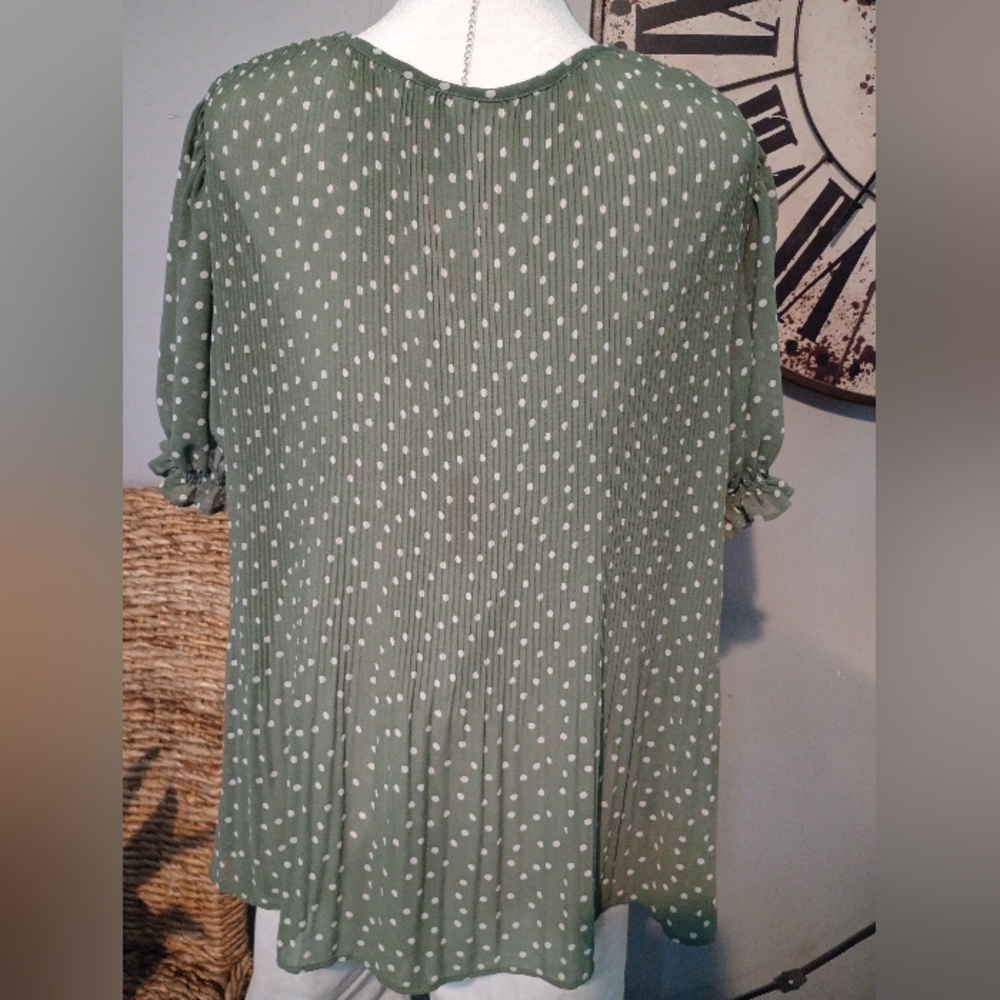 Green Polka Dot Pleated Blouse Size Medium - Picture 7 of 15